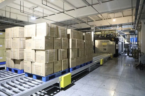 中國企業加速轉產防疫物資，全力支援一線抗疫防護服需求